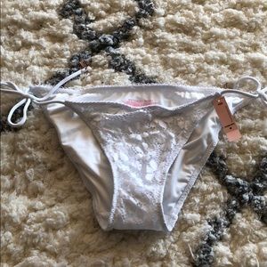 VS WHITE TEENY BIKINI BOTTOM SIZE M